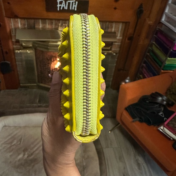 Christian Louboutin - Picture 3 of 12